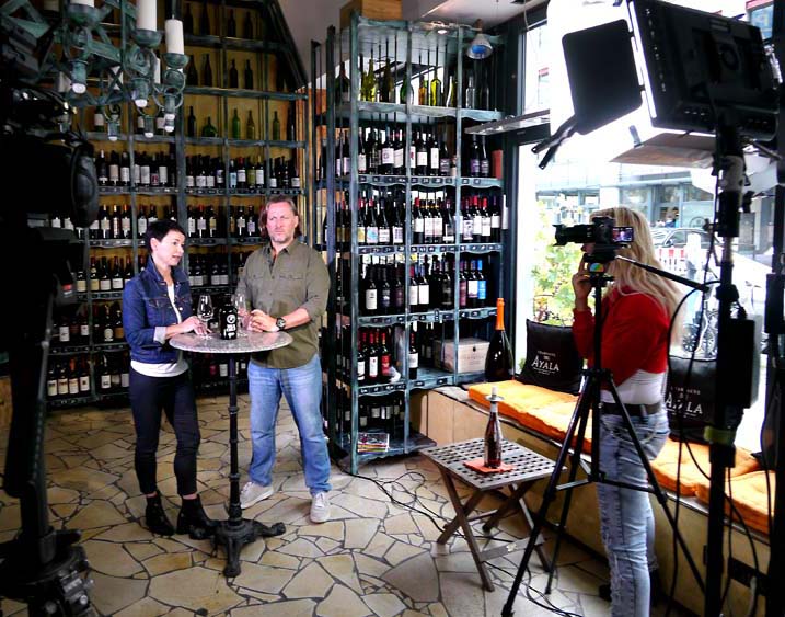 Interview in einer Weinhandlung. Dokumentation für einen TV-Bericht.